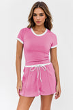 Top casual a maniche corte con scollo rotondo e finiture a contrasto e pantaloncini con coulisse in vita e tasca coordinati