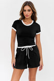 Top casual a maniche corte con scollo rotondo e finiture a contrasto e pantaloncini con coulisse in vita e tasca coordinati