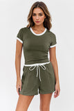 Top casual a maniche corte con scollo rotondo e finiture a contrasto e pantaloncini con coulisse in vita e tasca coordinati